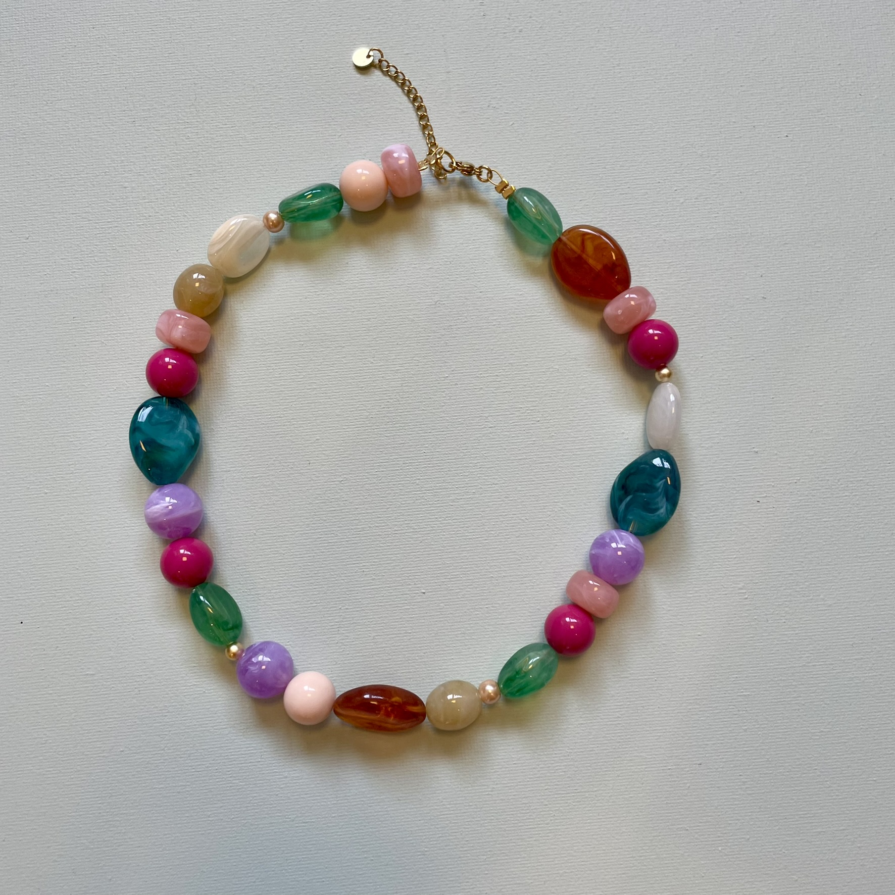 Kleurrijke ketting van JUDITH maakt. Bestaat uit heel veel verschillende kleuren acrylkralen in verschillende vormen.